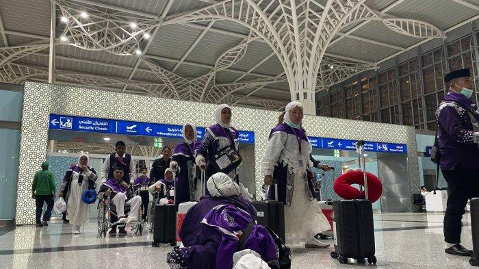 Jemaah Haji Indonesia yang pesawatnya sempat bermasalah saat tiba di Bandara Madinah