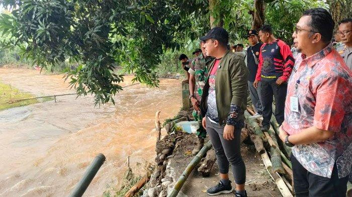 JEMBATAN DARURAT: Bupati Probolinggo terpilih Gus Haris saat meninjau jembatan di Desa Seboro, Kecamatan Krejengan, Jum'at (7/1/2025). Pembangunan jembatan darurat tidak akan gunakan bambu, tapi baja WF.