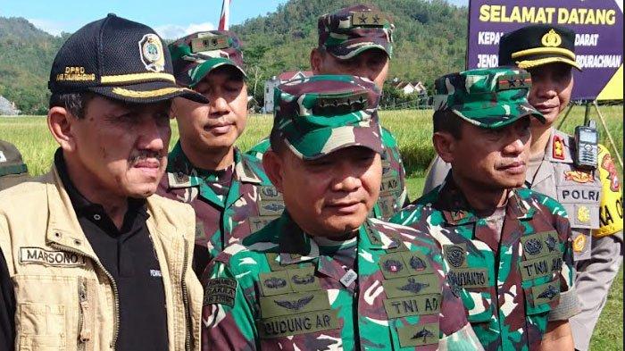 Kepala Staf Angkatan Darat (Kasad), Jenderal TNI Dudung Abdurachman selepas panen raya di Desa Mojoarum, Kecamatan Gondang, Kabupaten Tulungagung.