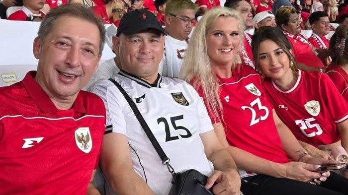NOBAR - Selebgram Jennifer Coppen nonton laga Indonesia vs China bersama ayah kandungnya dan orang tua Justin Hubner, Kamis (6/6/2025). Foto tersebut memunculkan dugaan bahwa Jennifer telah diberi restu oleh Justin.