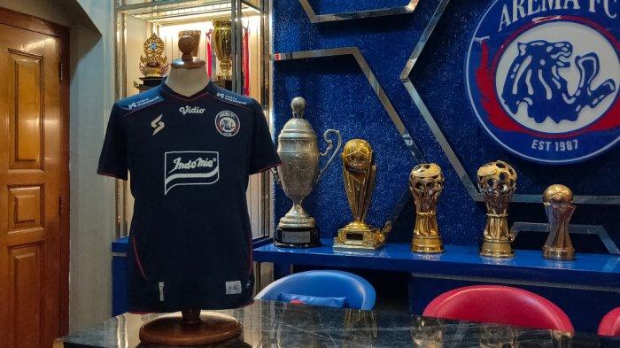 Jersey home Arema FC musim 2023-2024
