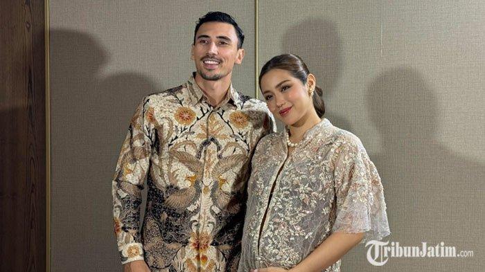 Jessica Iskandar ditemani suami, Vincent Verhaag, saat berkunjung di Surabaya mengadakan makan malam sekaligus menyemangat pejuang garis dua
