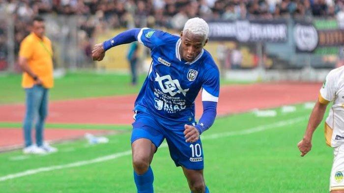 GABUNG PERSELA - Jhon Eddy Mena, saat tampil bersama PSPS Riau di Liga 2 2024/2025. Musim depan ia akan membela Persela.