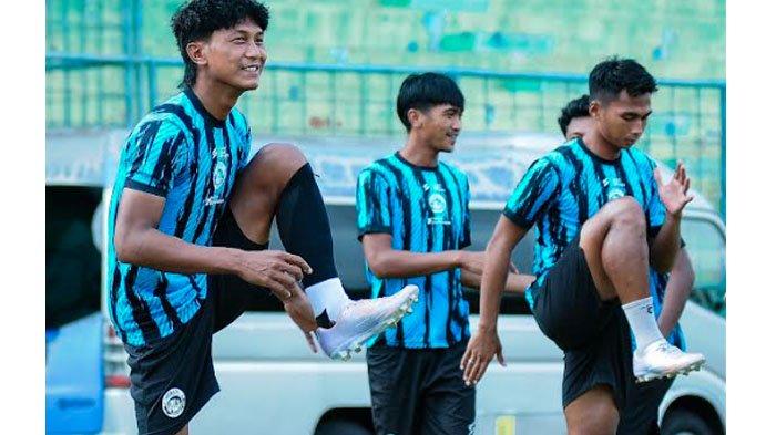 Johan Alfarizi (kiri) saat menjalani latihan bersama tim Arema FC di Stadion Gajayana Malang, Senin (20/11/2023).