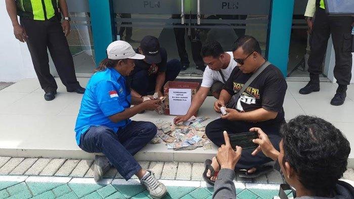 TAGIHAN PLN JOMBANG - Joko Fattah Rochim ketua Spekal Jombang saat mendatangi kantor PLN ULP Jombang untuk memberikan hasil sumbangan ke PLN membantu Masruroh pada Senin (28/4/2025). Mengaku siap turun jalan karena uang hasil sumbangan ditolak PLN.