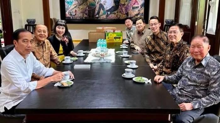 Presiden ke-7 RI Joko Widodo menerima kunjungan keluarga pengusaha Riady di kediamannya, di Solo, Jawa Tengah, pada Jumat (13/11/2024).