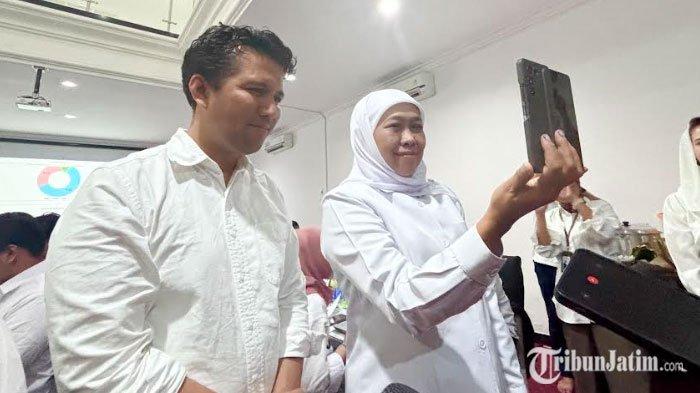 Presiden RI Ke-7 Joko Widodo video call pasangan Calon Gubernur dan Wakil Gubernur Jawa Timur Nomor Urut 2 Khofifah Indar Parawansa dan Emil Elestianto Dardak untuk mengucapkan selamat, Rabu (27/11/2024).
