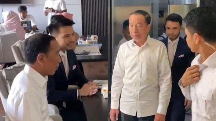 JALANI PEMERIKSAAN - Presiden Joko Widodo (Jokowi) sebelum menjalani pemeriksaan oleh penyidik Polda Metro Jaya di Polresta Solo, Rabu (23/7/2025). Ia didampingi oleh kuasa hukumnya, Yakub Hasibuan.