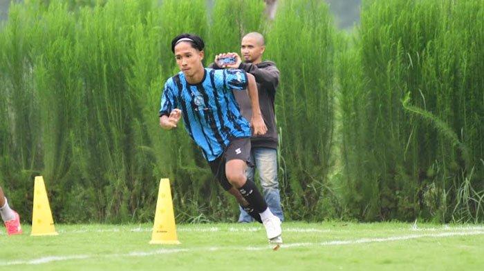 Jonathan Arya Wiguna atau Jojo, pemain Arema FC U-20 yang mendapatkan kesempatan untuk berlatih dengan pemain Arema FC di lapangan ARG Soccer Field Lawang Malang, 2024.