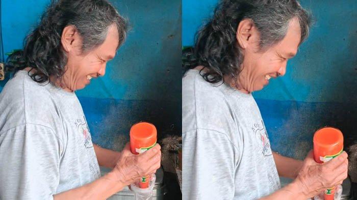 KISAH SUKSES - Hasno saat berjualan bakso ikan di Ubud, Gianyar, Senin (2/5/2025). Tiap hari Hasno menjual 500 porsi hingga besi beli rumah dan kuliahkan anak.