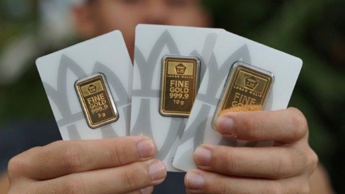 HARGA EMAS NAIK - (Foto ilustrasi) Julianti (42), seorang ibu rumah tangga di Kota Bengkulu, mengaku syok saat logam mulia yang ia beli lima bulan lalu seharga Rp 50 juta mendadak naik menjadi Rp 76 juta. Padahal ia membelinya dengan cara dicicil.