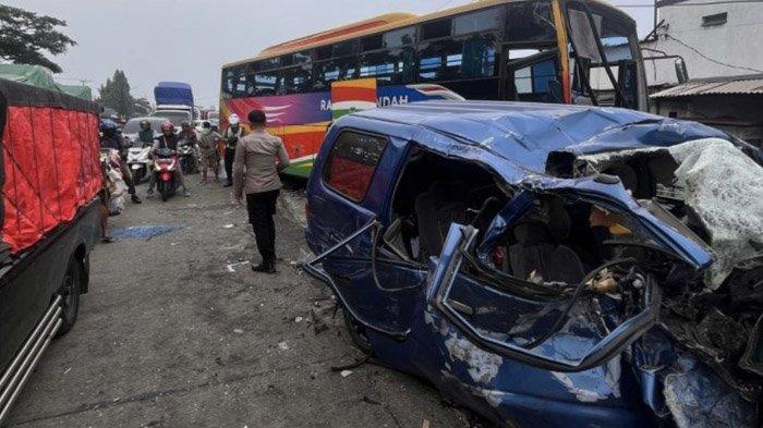 KECELAKAAN MAUT - Mobil rombongan umrah terlibat kecelakaan dengan Bus Rajawali Indah di Jalan Raya Duduksampeyan, Kecamatan Duduksampeyan, Kabupaten Gresik, Jawa Timur, Kamis (10/4/2025) pagi. Kecelakaan ini menewaskan 7 penumpang mobil.