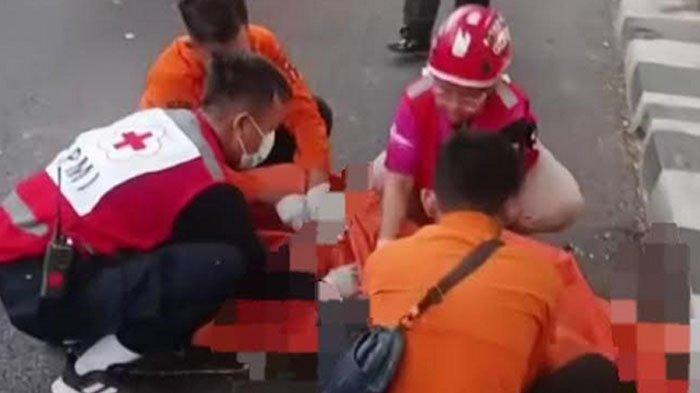 KECELAKAAN DI SURABAYA - Petugas BPBD Surabaya mengevakuasi wanita berinisial NF (22) warga Banyu Urip, Sawahan, Surabaya, yang merupakan korban tewas dalam kecelakaan maut di Jalan Frontage Ahmad Yani Surabaya, Gayungan, Surabaya, Selasa (18/2/2025). Saat kejadian, NF berboncengan motor dengan EP (24).