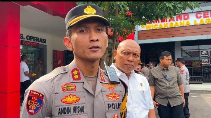 KERACUNAN MASSAL - Kapolres Ponorogo, AKBP Andin Wisnu Sudibyo bersama Kasatreskrim Polres Ponorogo, AKP Rudy Hidajanto di Mapolres Ponorogo, Jalan Bhayangkara, Ponorogo Jatim, Selasa (4/2/2025) saat memberikan keterangan tentang update kasus puluhan warga Ponorogo keracunan massal. Pemilik katering telah diperiksa sebagai saksi dan mengaku kaget. 