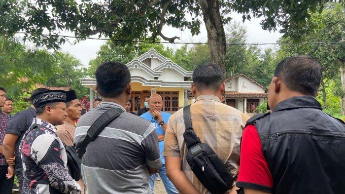 KERACUNAN MASSAL : Kasatreskrim Polres Ponorogo, AKP Rudy Hidajanto (kaos biru) saat melakukan penyidikan di tempat pemilik hajatan, Miswaji di Desa Bondrang, Kecamatan Sawoo, Kabupaten Ponorogo Jatim, Sabtu (1/2/2025) siang. 46 orang diduga keracunan setelah santap hidangan selamatan dzikir fida di rumah Miswaji, Kamis (30/1/2025) malam.