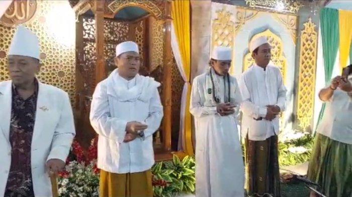 KH Ali Murtadlo (kiri) dan Kiai Muhammad Yusuf Syahri Nawawi (dua dari kiri) hadir pada Haul Sesepuh Pinisepuh Greges Timur, Selasa (18/2/72023).