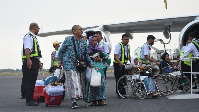 KLOTER l DATANG - Jamaah Haji Gelombang l Kelompok Terbang (Kloter) 1 Embarkasi Surabaya mendarat  di Terminal 1 Bandar Udara Internasional Juanda, Selasa (4/7/2023). Kedatangan jamaah haji ini menggunakan maskapai Saudi Arabia Airlines yang selanjutnya dijemput  dengan bus untuk menuju Asrama Haji Sukolilo Surabaya sebelum dipulangkan ke daerah asal.