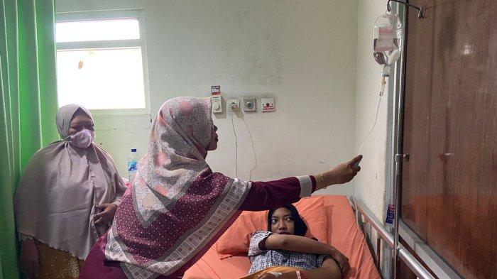 KORBAN KERACUNAN - Petugas RSUA Ponorogo saat mengecek infus korban keracunan sate gulai kambing, Elsa Fitria dirawat di ruang Multazam, RSUA Ponorogo Jatim, Senin (3/2/2025). Elsa menjadi salah satu dari puluhan korban keracunan makanan sate gulai  dari salah satu wali santri Ponpes di Desa Belang, Kecamatan Bungkal, Kabupaten Ponorogo Jatim. 
