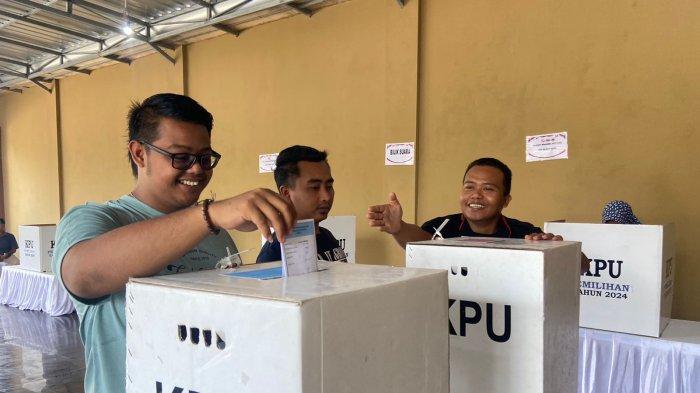 KPU Ponorogo melakukan simulasi pencoblosan Pilkada 2024, Sabtu (16/11/2024)