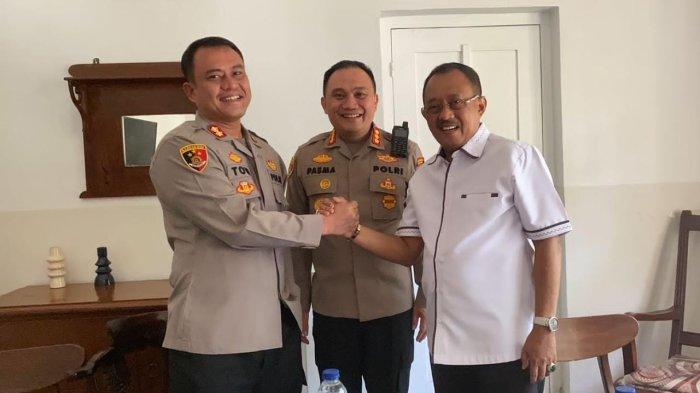 Kabag Ops Polrestabes Surabaya Toni Kasmiri dan Wakil Wali Kota Surabaya Armuji akhirnya bersalaman setelah makan bareng di rumah makan