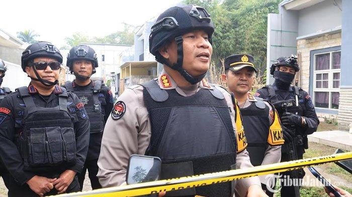 Kabid Humas Polda Jatim Kombes Pol Dirmanto di lokasi penangkapan terduga teroris di Kota Batu, Kamis (1/8/2024) pagi.