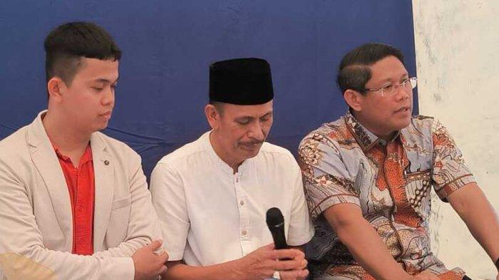PAGAR LAUT - Kades Kohod, Arsin bin Asip muncul ke publik dengan menggelar konferensi pers di kediamannya dengan didampingi dua pengacaranya, Jumat (14/2/2025). Kini ia membantah sanggup membayar Rp 48 miliar, seperti yang disampaikan Menteri KP terkait kasus pagar laut di Kabupaten Tangerang, Banten.