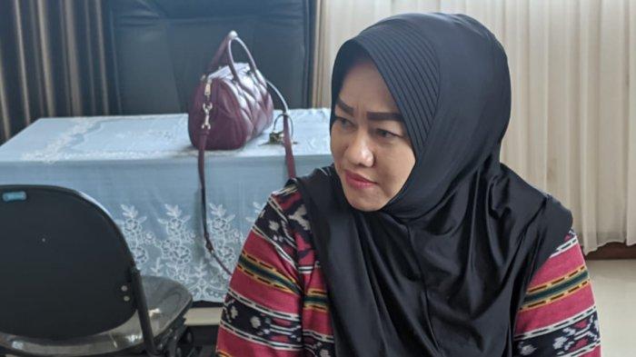 Kades Pandantoyo Siti Kholifah saat diwawancara awak media di balai desa setempat, Kamis (25/1/2024) siang.