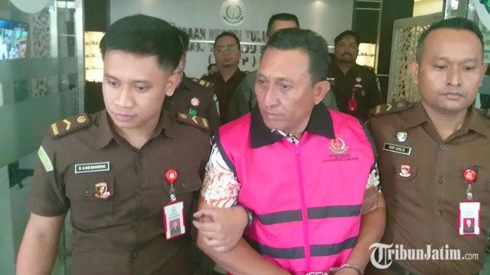 Kades Tambakrejo, Kecamatan Sumbergempol, Suratman saat dikawal petugas Kejari Tulungagung menuju mobil tahanan