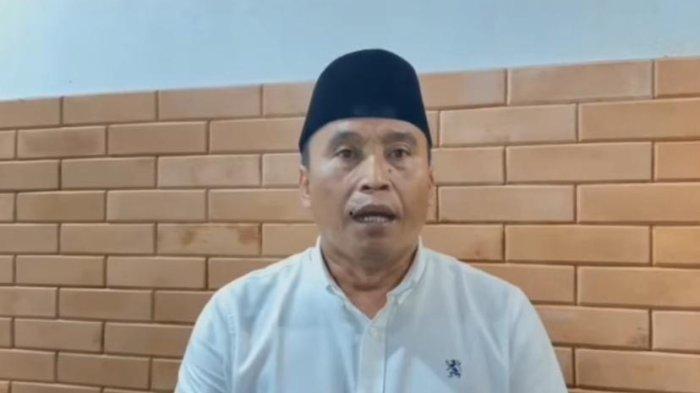 KADES GIGIT JARI - Cuplikan video Kepala Desa Klapanunggal, Ade Endang Saripudin minta maaf pasca surat edarannya minta THR ke perusahaan viral. Terungkap akhirnya sang kades kini hanya bisa gigit jari setelah ditangani oleh Inspektorat.