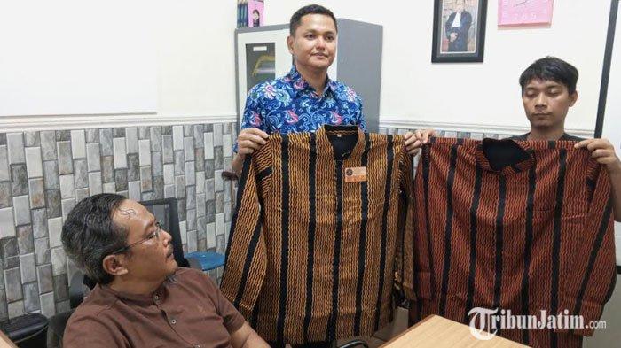 Kain Batik Lurik Bhumi Ngrowo yang asli (kiri) lebih terang, sedangkan kain yang palsu (kanan) lebih gelap.
