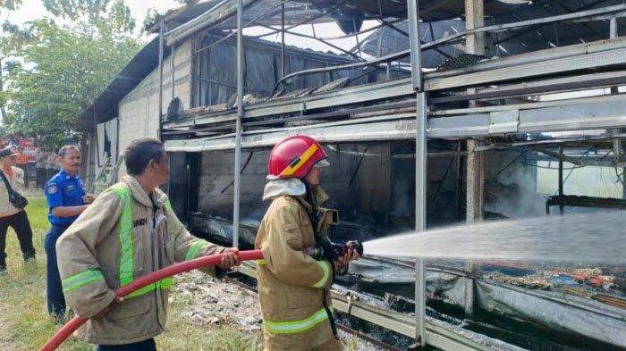 KEBAKARAN KANDANG - Petugas Damkar Kabupaten Madiun berjibaku memadamkan api yang menghanguskan kandang ayam Desa Banjarsari Wetan, Kecamatan Dagangan, Kabupaten Madiun, Kamis (6/3/2025). Akibat kebakaran, pemilik mengalami kerugian hingga miliaran rupiah
