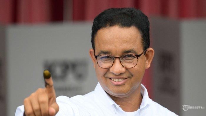 Kandidat presiden Anies Baswedan menunjukkan jarinya yang berlumuran tinta setelah memberikan suaranya untuk memilih dalam pemilihan presiden dan legislatif Indonesia di sebuah TPS di Jakarta pada 14 Februari 2024.