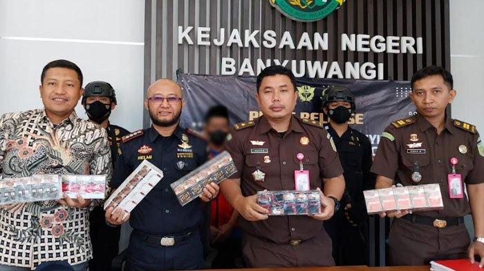 Kasus Rokok Ilegal di Banyuwangi Dilimpahkan Ke Kejaksaan, Tersangka R Terancam Hukuman Berat
