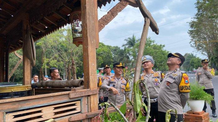 POS ADAT JAWA - Kapolres Bondowoso, AKBP Harto Agung Cahyono saat meninjau pos pelayanan di Alun-alun Ki Bagus Asra yang dibuat cantik bergaya rumah adat Jawa. Selain di alun-alun juga ada pos pengamana di Kecamatan Maesan dan Kecamatan Tapen.