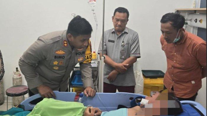 Kapolres Kediri AKBP Bimo saat menjenguk Samuel Putra Yordaniel di RS Bhayangkara Kota Kediri, Kamis (5/12/2024). 