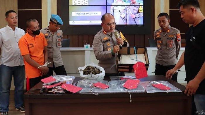 Kapolres Pacitan, AKBP Agung Nugroho menunjukkan perkakas perdukunan tersangka JBB, Kamis (25/7/2024). JBB merupakan pria asal Trenggalek yang mengaku dukun dan bisa menggandakan uang. Ia membuka jasanya di Pacitan.