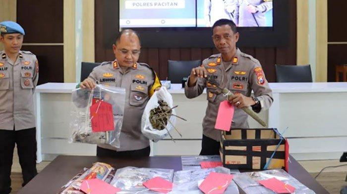Kapolres Pacitan, AKBP Agung menunjukkan perkakas perdukunan tersangka JBB dalam artikel berjudul 