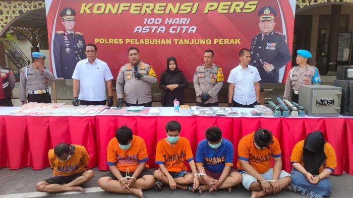 Kapolres Pelabuhan Tanjung Perak AKBP William Cornelis Tannasale dkk memamerkan barang bukti dan 6 tersangka.