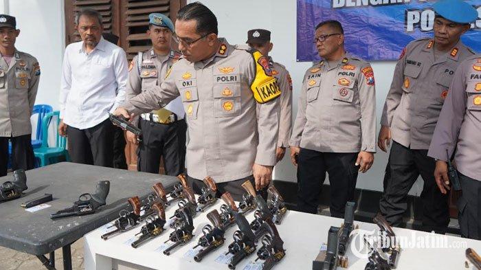 Kapolres Probolinggo Kota AKBP Oki Ahadian Purwono saat mengecek seluruh senpi di Halaman Polres Probolinggo Kota pada Senin (13/1/2025).