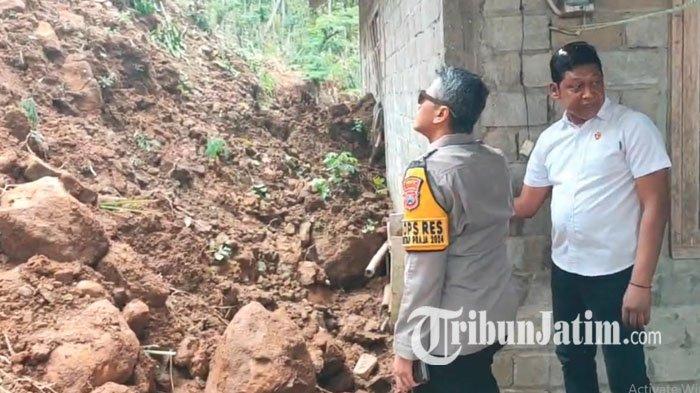Kapolres Trenggalek, AKBP Indra Ranu Dikarta mendatangi TKP tanah longsor di Desa Pule, Kecamatan Pule, Kabupaten Trenggalek, Senin (21/10/2024).