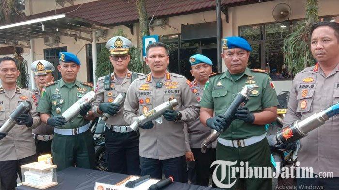 Kapolresta Malang Kota, Kombes Pol Budi Hermanto didampingi Kasatlantas Polresta Malang Kota, Kompol Akhmad Fani Rakhim, dan Kasi Humas Polresta Malang Kota, Ipda Yudi Risdiyanto saat menunjukkan barang bukti knalpot brong, Senin (2/10/2023).