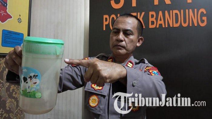 Kapolsek Bandung, Iptu Anwari menunjukkan teko plastik, tempat yang dipakai meracik minuman oplosan alkohol medis dan minuman berenergi, hingga menyebabkan dua warga Jember tewas, Selasa (25/6/2024).