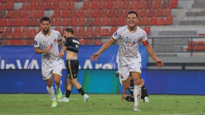 Kapten Madura United, Lulinha melakukan selebrasi usai menjebol gawang Dewa United di Stadion Kapten I Wayan Dipta, Gianyar Bali, Sabtu (21/9/2024) sore ini. Laga berakhir imbang 3-3.
