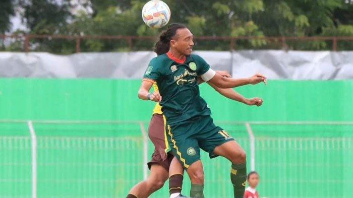 Kapten Persipal Palu, Rendy Saputra dalam laga Liga 2 2023/2024.