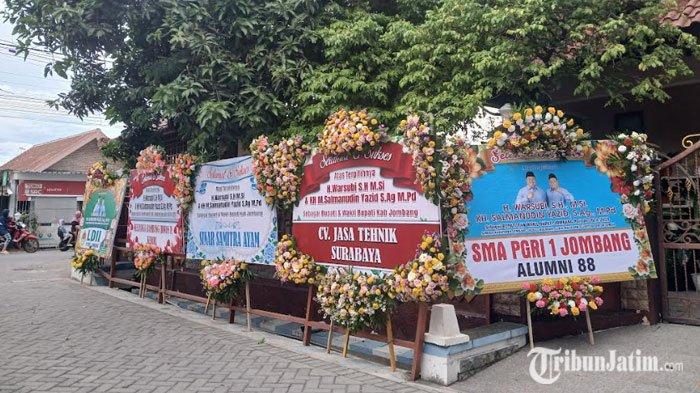 Karangan Bunga Ucapan Selamat di Sepanjang Jalan Menuju hingga Rumah Warsubi.