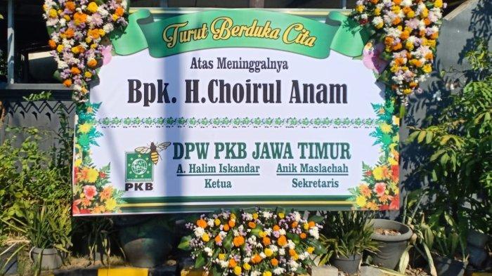 Karangan bunga turut berduka cita dari PKB, atas wafatnya Cak Anam, Senin, (9/10/2023).