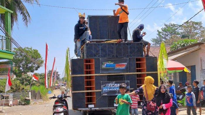 Foto hanya ilustrasi - Karnaval yang menyertakan cek sound system di Kelurahan Dilem, Kecamatan Kepanjen, Kabupaten Malang, kemarin Minggu (20/8/2023)