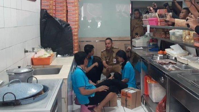 AYAM GORENG WIDURAN - Wali Kota Solo, Respati Ardi melakukan sidak ke Ayam Goreng Widuran di Jalan Sutan Syahrir Kelurahan Kepatihan Kulon, Kecamatan Jebres, Solo, Jawa Tengah, Senin (26/5/2025). 