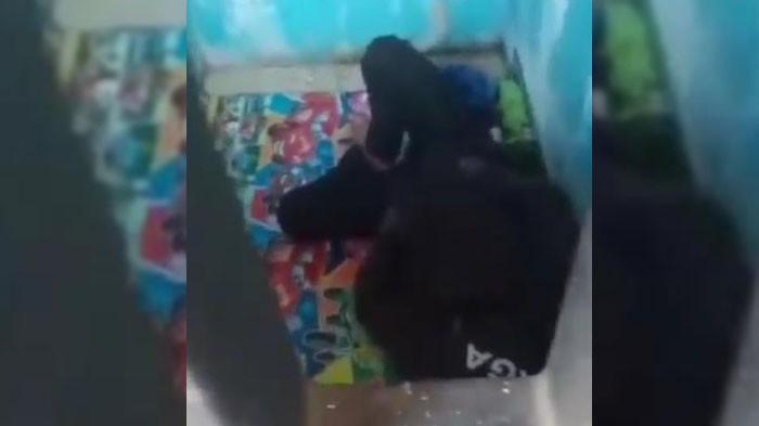 KURUNG KARYAWAN : Bos koperasi di Nganjuk kurung karyawan sendiri di ruang sempit berteralis besi gegara utang. Dua tersangka telah diamankan polisi.