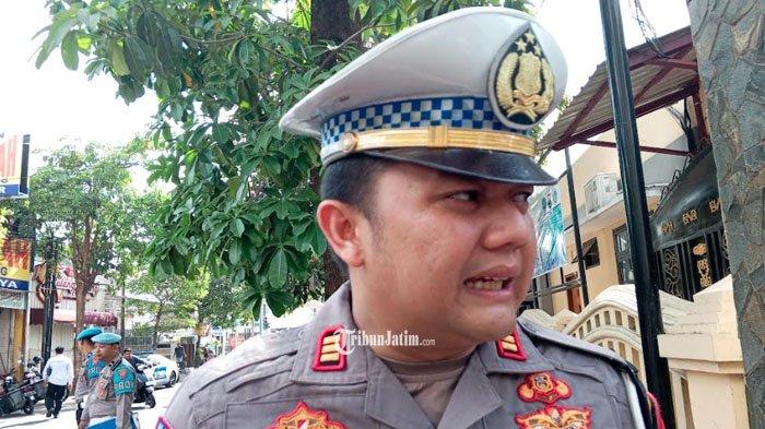 Kasat Lantas Polres Tulungagung, AKP Taufik Nabila saat diwawancarai, Senin, (14/10/2024).